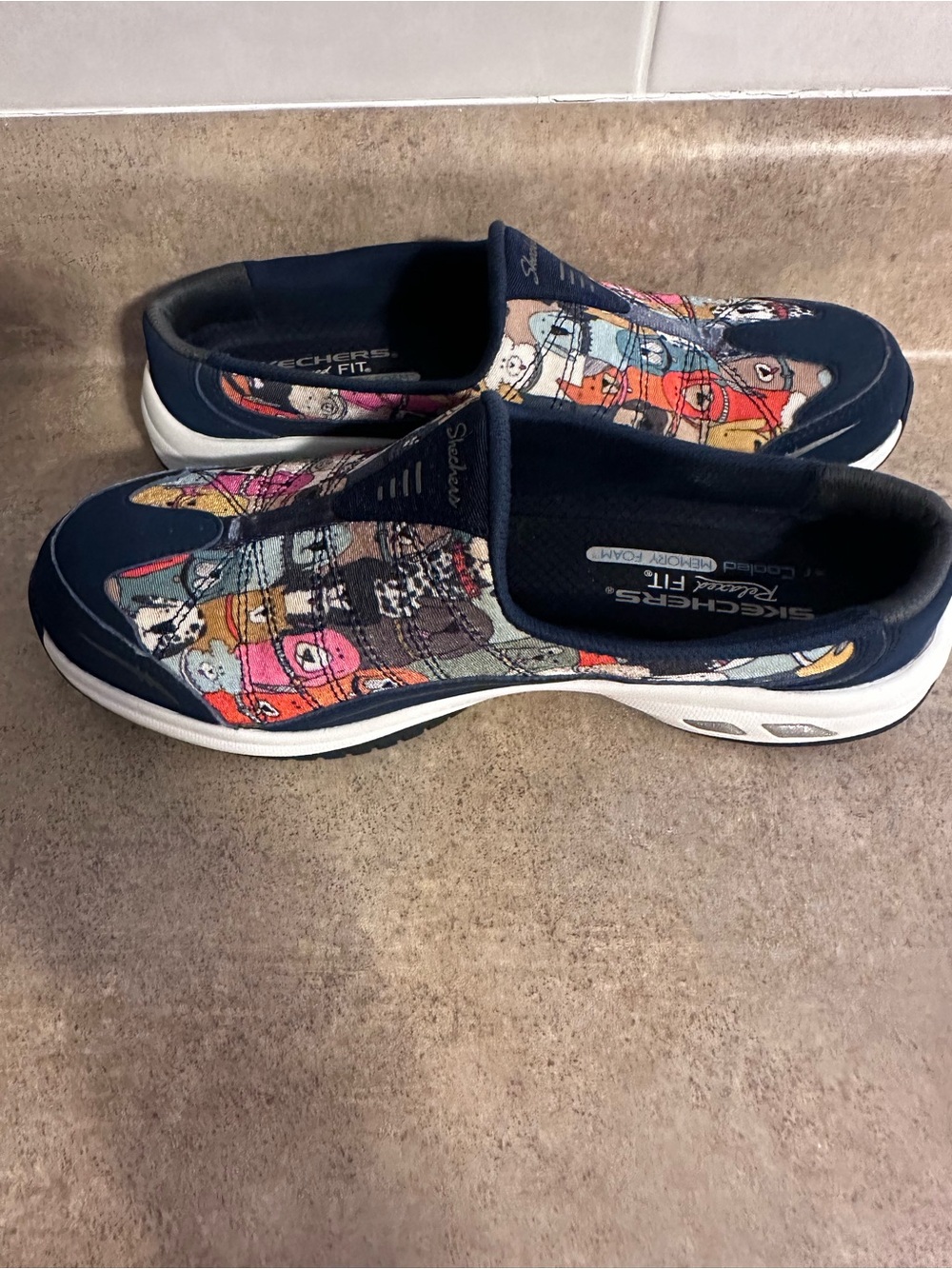 Skechers 8M Navy Slip-On Womens Sneakers with Rare Doggie Print Excellent Cond. - Picture 7 of 9